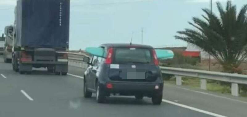 Vehículo con la tabla sobresaliendo por las ventanillas/TA.